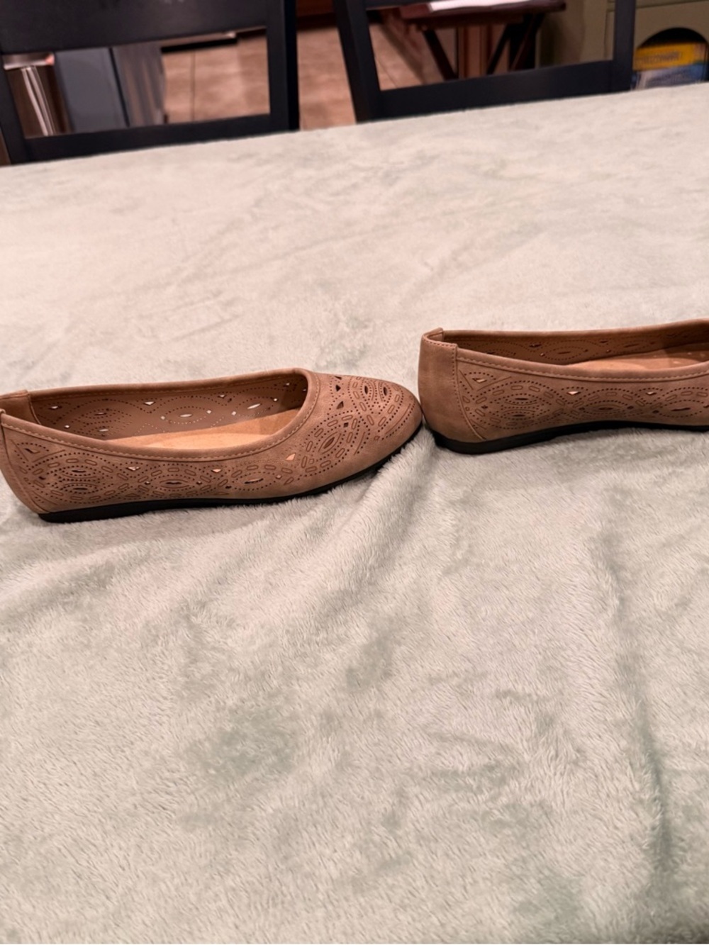 Easy Street Women's Kipper Comfort Flats Laser Cut Tan Taupe Size 7.5 - Picture 3 of 6